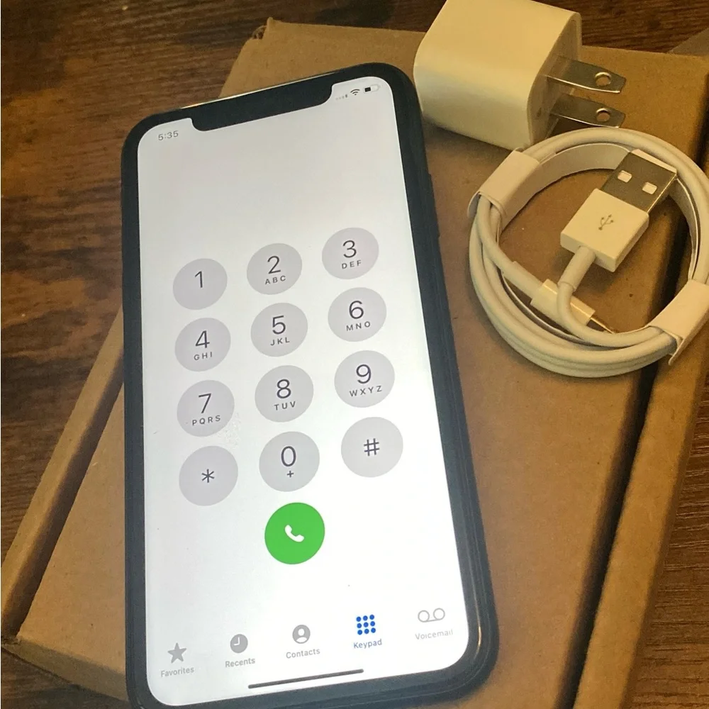 Apple iPhone 11 64GB unlocked with Charger - Black